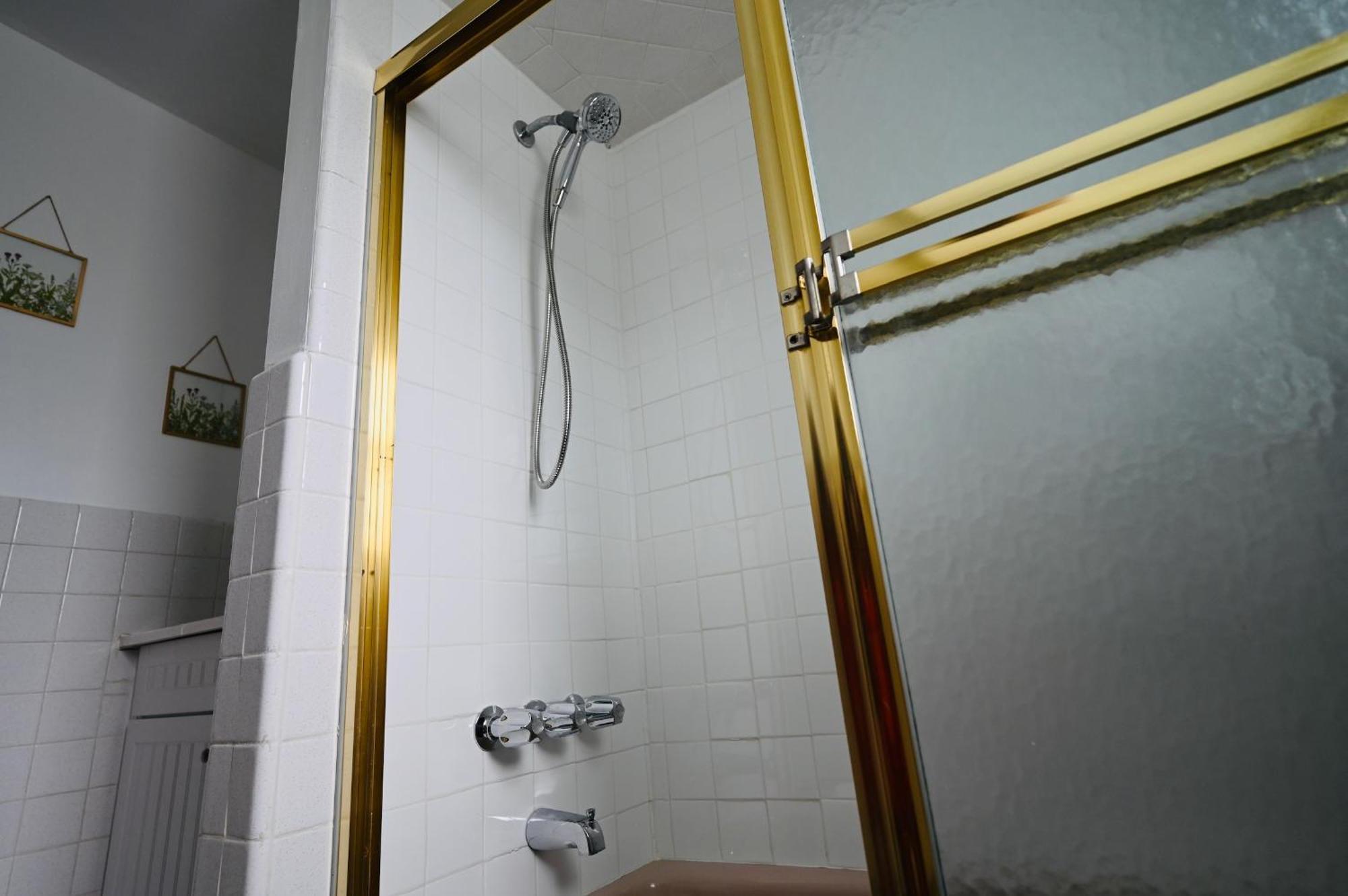 Bright & Cozy 2Nd Floor Apartment Close To Nyc Bloomfield Exterior photo